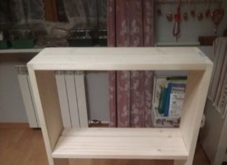 Шафка у ванну кімнату з соснових щитів