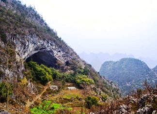 Печерні люди в сучасному Китаї: Що тримає жителів села під склепіннями скель