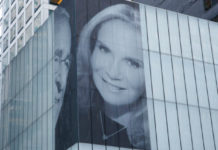 Мільярдер розмістив на будівлі навпроти вікон квартири колишньої дружини фотографію нової дружини