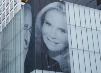 Мільярдер розмістив на будівлі навпроти вікон квартири колишньої дружини фотографію нової дружини