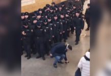 У Москві блогер упустив пістолет перед силовиками