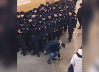 У Москві блогер упустив пістолет перед силовиками