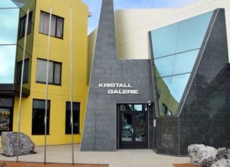 Галерея кристалів і найбільший у світі відомий кристал кварцу