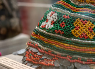 Народ, одягнена в самоцвіти