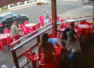 Гарячі бразильські діви не поділили чоловіка, в бійці приймають участь всі!