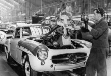 Ручне складання родстеров Mercedes-Benz в 1958 році