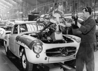Ручне складання родстеров Mercedes-Benz в 1958 році
