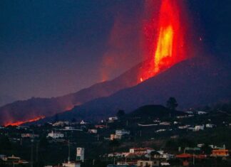 Відео дня: церква потонула в лаві