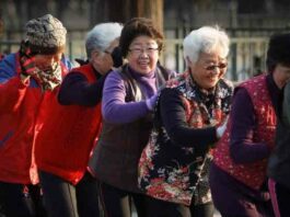 У китаї масово скуповують дистанційні пульти, що допомагають “відключити” танцюючих бабусь