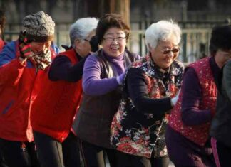 У китаї масово скуповують дистанційні пульти, що допомагають “відключити” танцюючих бабусь