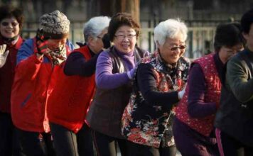 У китаї масово скуповують дистанційні пульти, що допомагають “відключити” танцюючих бабусь
