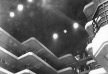 16 фото з тих часів, коли були популярні вертикальні парковки: чому вони зникли