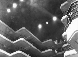 16 фото з тих часів, коли були популярні вертикальні парковки: чому вони зникли