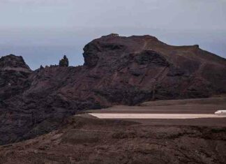 На острові, де помер наполеон, простоює самий даремний в світі аеропорт