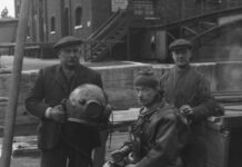 Фото дня: дайвер готується до спуску під воду, лондон, 1930 рік