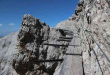 Хто побудував будинок у стрімкій скелі на висоті в 2,7 км