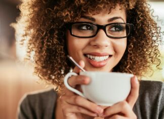 Кофе: Не просто бодрящий напиток, а щит против сердечных бурь