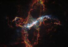 Космический Танго: Хаббл Запечатлел Звездный Каннибализм в Системе R Водолея