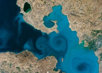 Рідкісні молочні Хмари створюють приголомшливі вихори в найбільшому в світі “содовому озері” – Земля з космосу