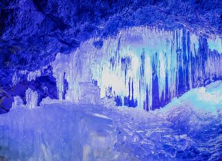 Крижана печера Нарусава: лавова труба, наповнена крижаними стовпами висотою 10 футів біля підніжжя гори Фудзі