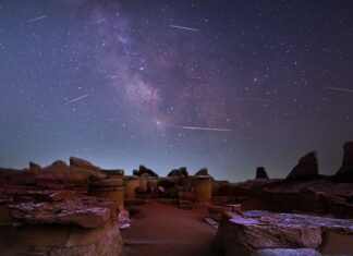 Метеорити Персеїди сяють разом з Чумацьким Шляхом над давньоєгипетським храмом на захоплюючій фотографії