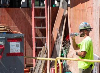 Екстремальна спека стимулює прийняття нових законів, спрямованих на захист працівників по всьому світу