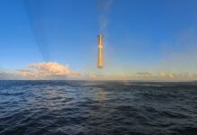 Подивіться, як суперважкий корабель SpaceX завис у повітрі, перш ніж зануритися в море (відео)