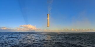 Подивіться, як суперважкий корабель SpaceX завис у повітрі, перш ніж зануритися в море (відео)