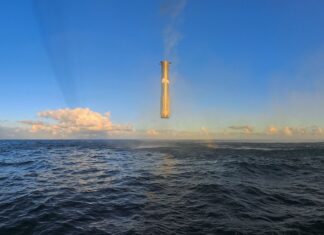 Подивіться, як суперважкий корабель SpaceX завис у повітрі, перш ніж зануритися в море (відео)