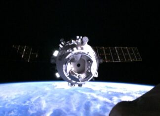 Китай запускає рятувальний корабель до космічної станції після того, як потрапив під уламки