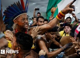 Протестувальники порушують заходи безпеки COP30 під час переговорів про зміну клімату в Амазонії