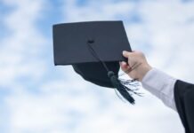 Tienerkwantumfysicus promoveert op 15-jarige leeftijd, leidt tot debat over wonderkinderen en onderwijs