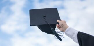 Un adolescent physicien quantique obtient un doctorat à 15 ans et suscite un débat sur les prodiges et l’éducation