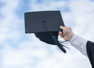 Молодий квантовий фізик отримав докторський ступінь у віці 15 років, викликавши дискусію про геніїв та освіту