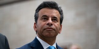 Liderazgo de la FDA bajo fuego en medio de disputas internas