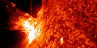 Мощная солнечная вспышка нарушила радиосвязь, более крупное солнечное пятно угрожает новой активностью