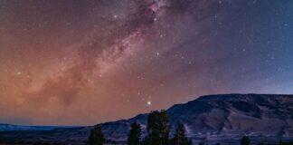 Triângulo de verão brilha acima do deserto negro do Egito em impressionante astrofotografia