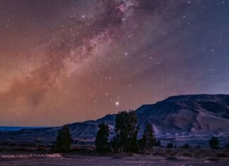 Літній трикутник сяє над чорною пустелею Єгипту на дивовижній астрофотографії