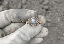 Raro anel de ouro medieval com pedra preciosa azul descoberto na Noruega