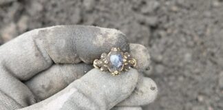 Zeldzame middeleeuwse gouden ring met blauwe edelsteen opgegraven in Noorwegen