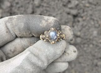 Рідкісне середньовічне золоте кільце з синім каменем знайдено в Норвегії