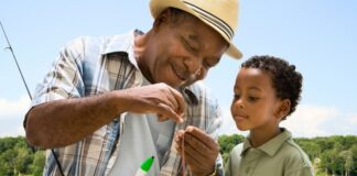 Уход за внуками может улучшить когнитивное здоровье, предполагает исследование