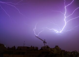 Наука про Розряд: Від Блискавки до Вашої Шкіри