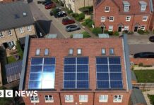 Великобританія зобов’язує забудовників встановлювати сонячні панелі та теплові насоси в нових будинках, розширює доступ до зелених технологій