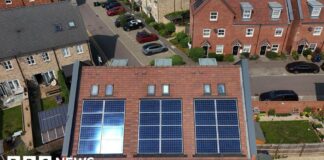 Wielka Brytania upoważnia deweloperów do instalowania paneli słonecznych i pomp ciepła w nowych domach, co zwiększa dostęp do ekologicznych technologii