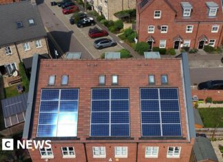 Великобританія зобов’язує забудовників встановлювати сонячні панелі та теплові насоси в нових будинках, розширює доступ до зелених технологій