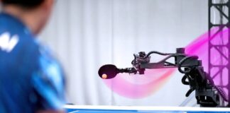 „Deep Blue“ moment pro fyzické sporty: Seznamte se s Acem, robotickým tenisovým hráčem s umělou inteligencí