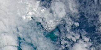 O vulcão está em erupção. O mapa está em branco.