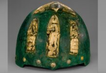 Elamiter Helm mit göttlichen Figuren: Die 3.000 Jahre alte Rüstung eines Kriegerkönigs, die einen Raubvogel und Götter darstellt