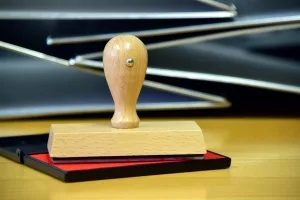 Стародавнє коріння повсякденних штампів: від глиняних табличок до середньовічних печаток